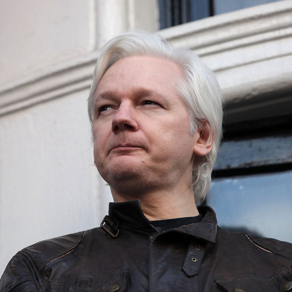 Julian Assange auf dem Balkon der ecuadorianischen Botschaft in London 2017