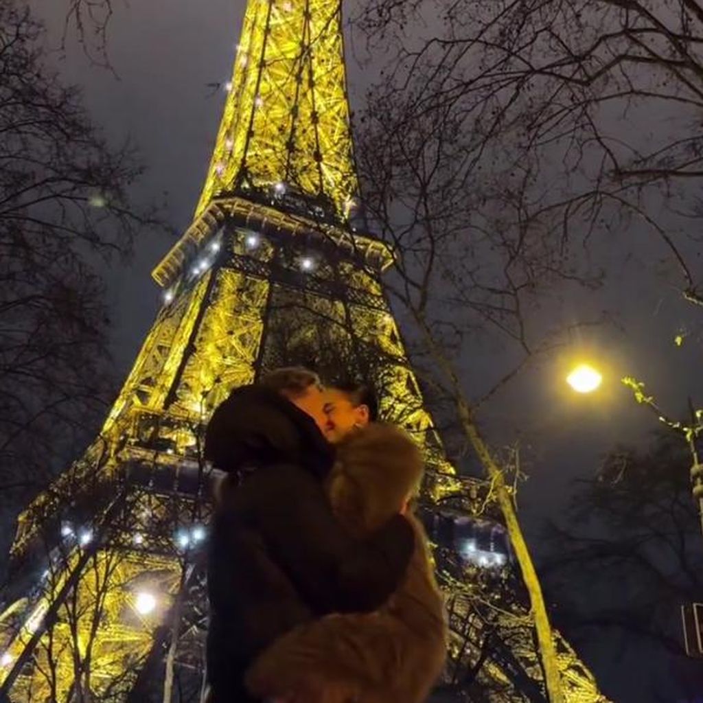 Julian Claßen und Palina vor dem Eiffelturm, Januar 2025