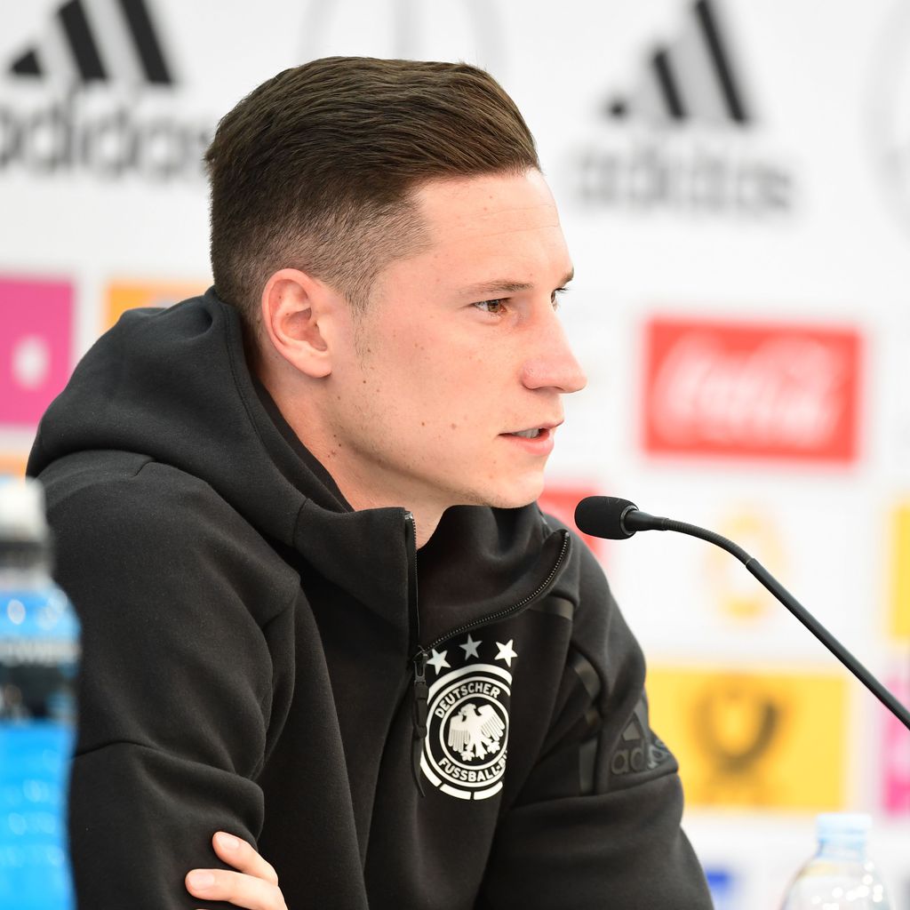 Julian Draxler bei einer Pressekonferenz im WM-Trainingslager der Nationalmannschaft