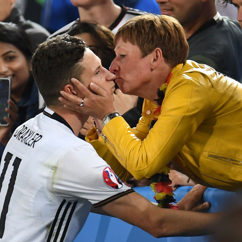 Julian Draxler mit Mutter Monika nach dem Sieg gegen Italien im EM-Viertelfinale 2016