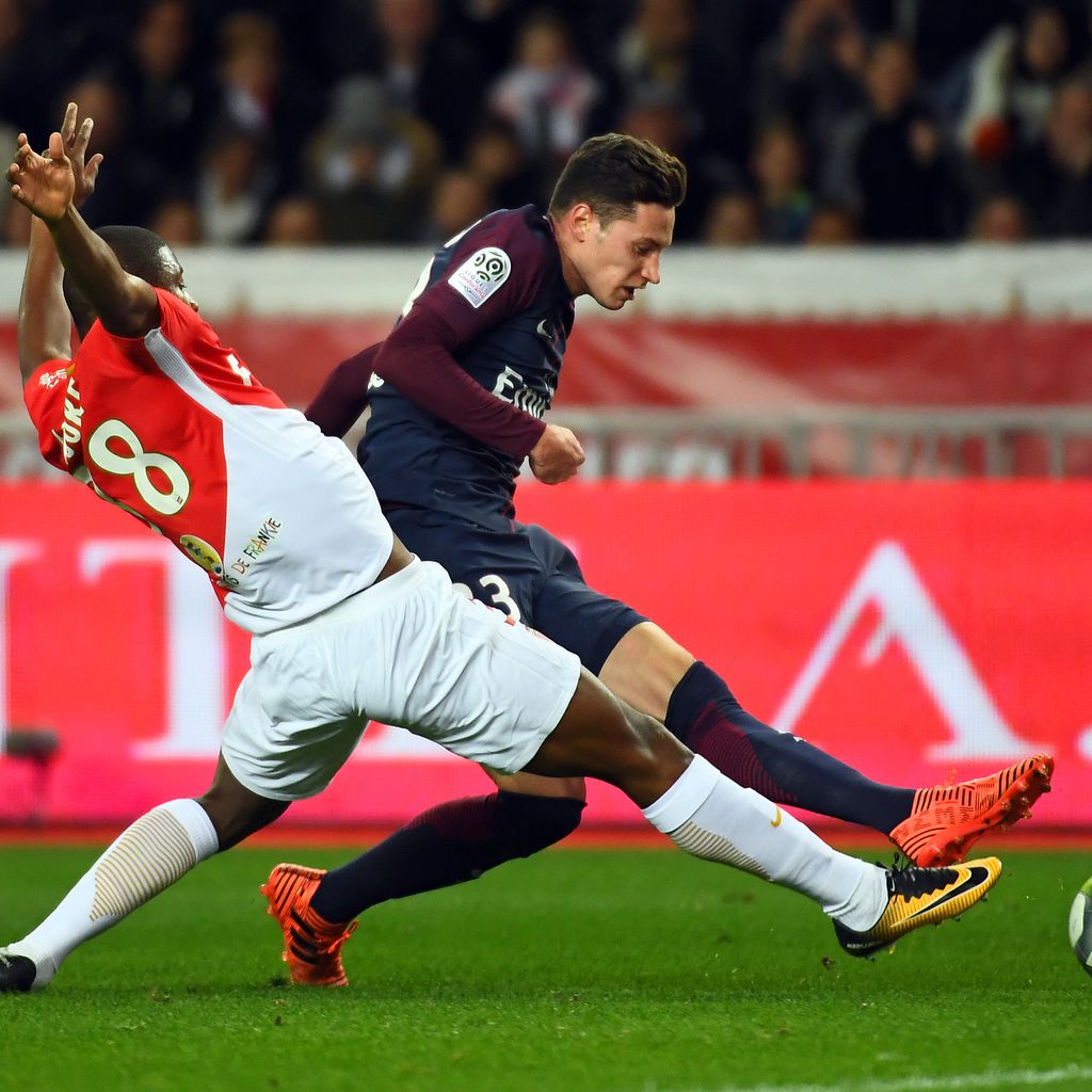 Julian Draxler (r.) im Spiel gegen Monaco