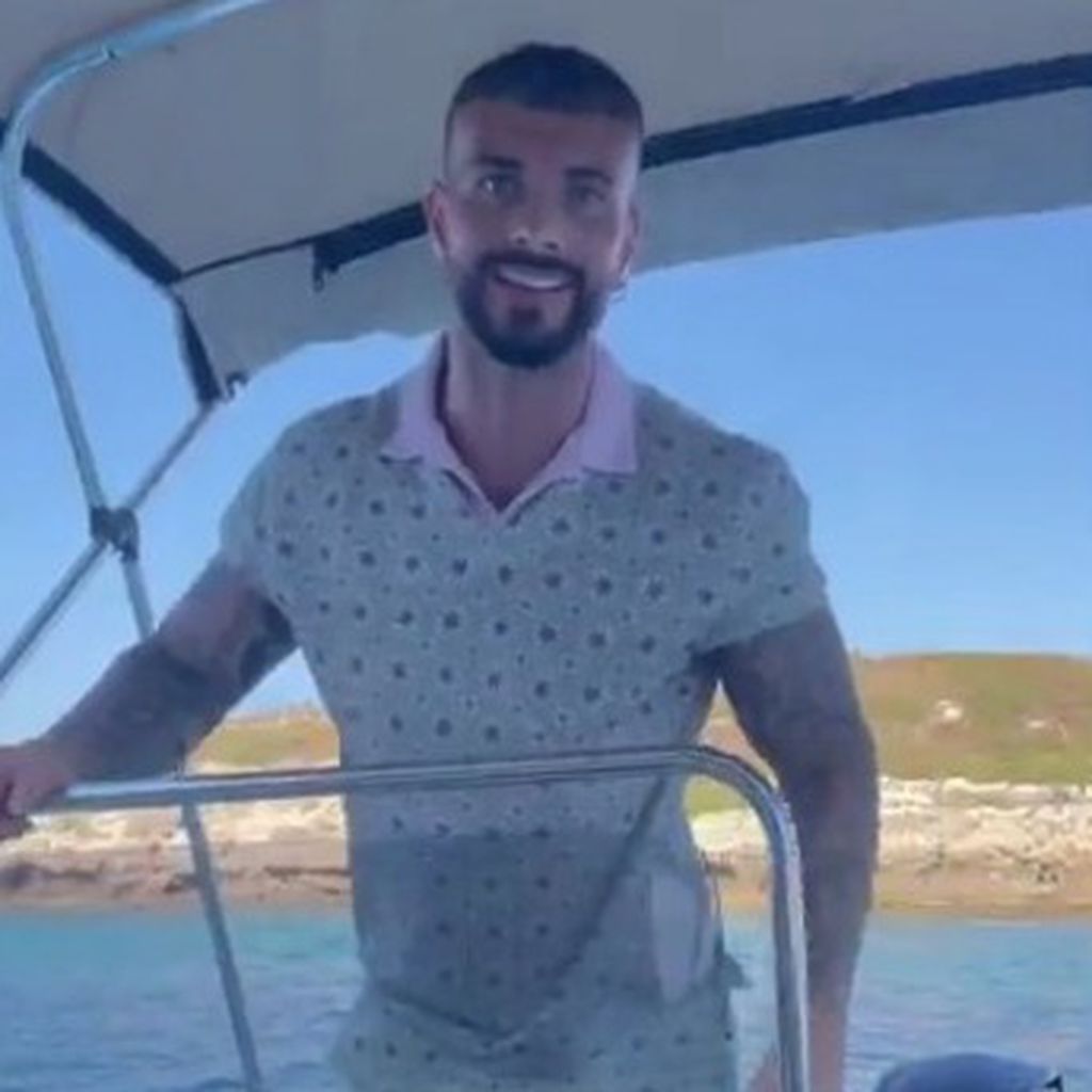 Julian Evangelos auf einem Boot