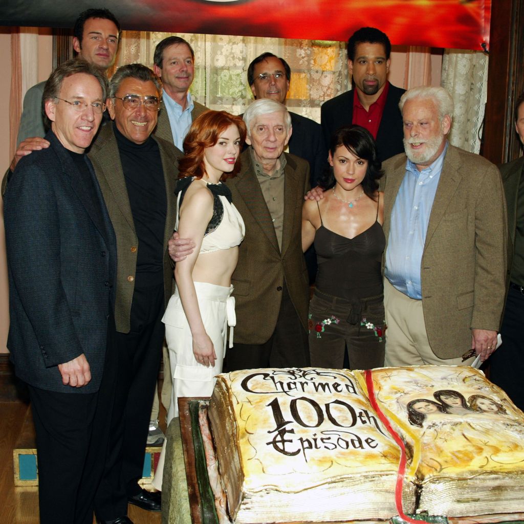 Julian McMahon mit dem Cast von "Charmed", 2002