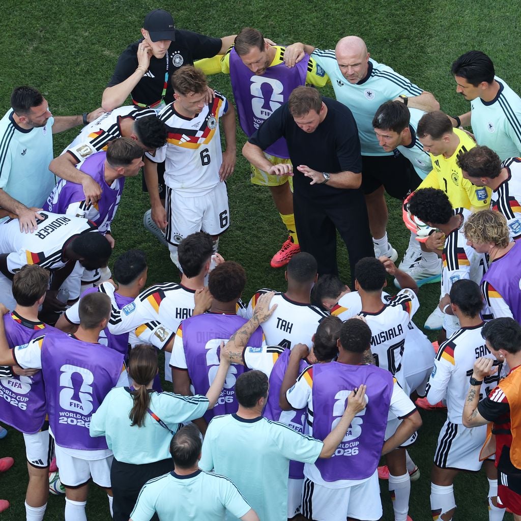 Julian Nagelsmann instruiert Deutschlands Team in der Trinkpause gegen Paraguay bei der WM 2026 in Foxborough