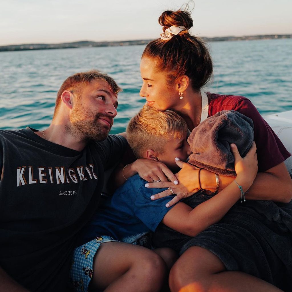 Julian und Sarah Engels mit ihren Kindern, 2022