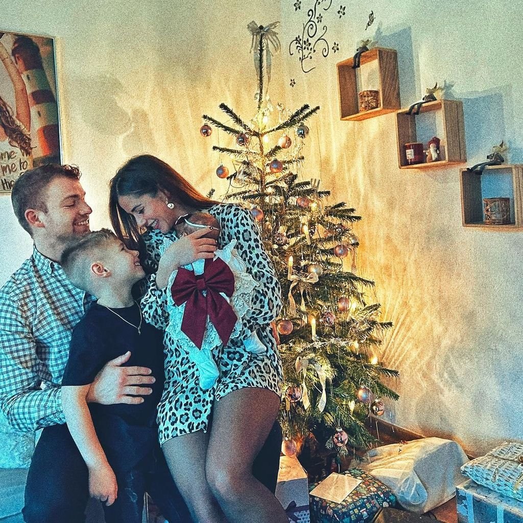 Julian und Sarah Engels mit Sohn Alessio und Tochter Solea