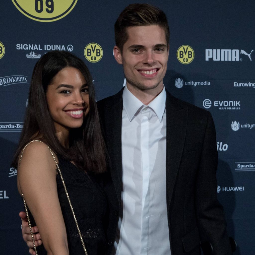 Julian Weigl und Sarah Richmond beim BVB-Roten Teppich nach dem DFB-Pokalsieg 2017 im Grand Hyatt Berlin