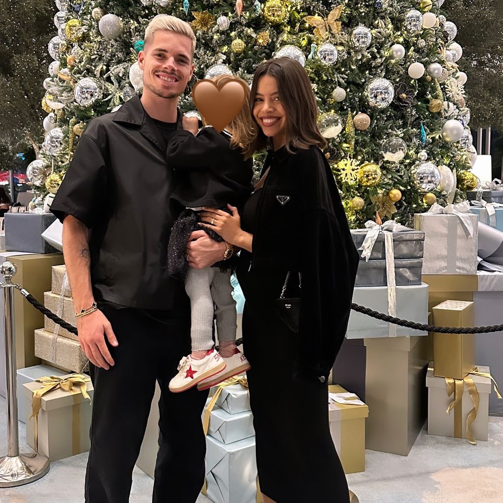 Julian Weigl und Sarah Richmond mit ihrer Tochter