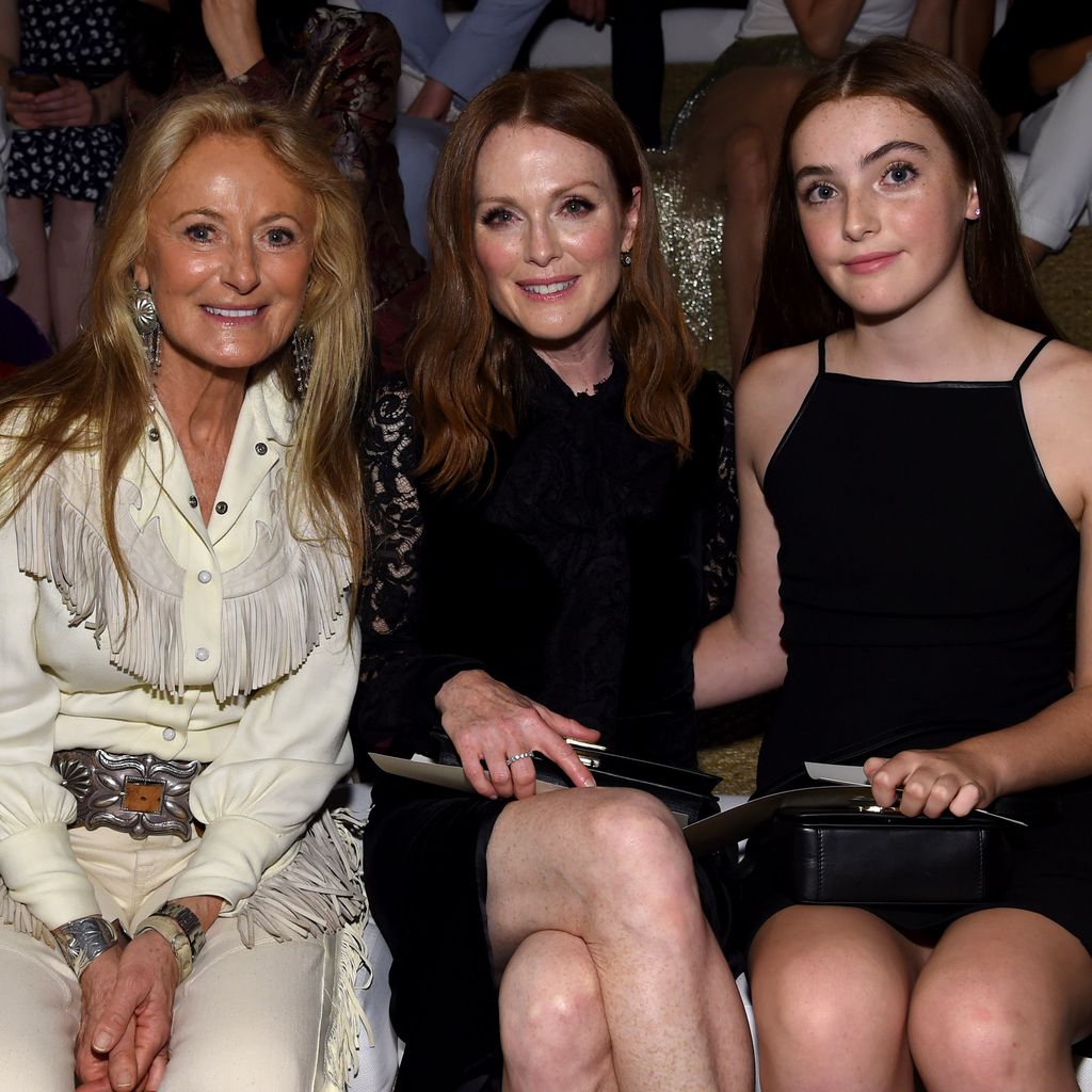 Julianne Moore und ihre Tochter Liv mit Ricky Lauren bei der Modenschau von Ralph Lauren