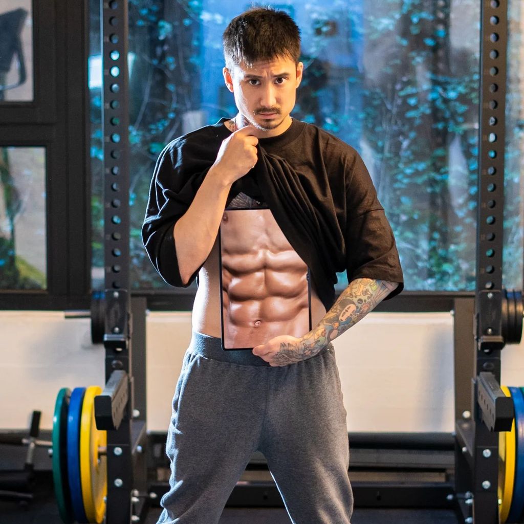Julien Bam mit Fake-Sixpack