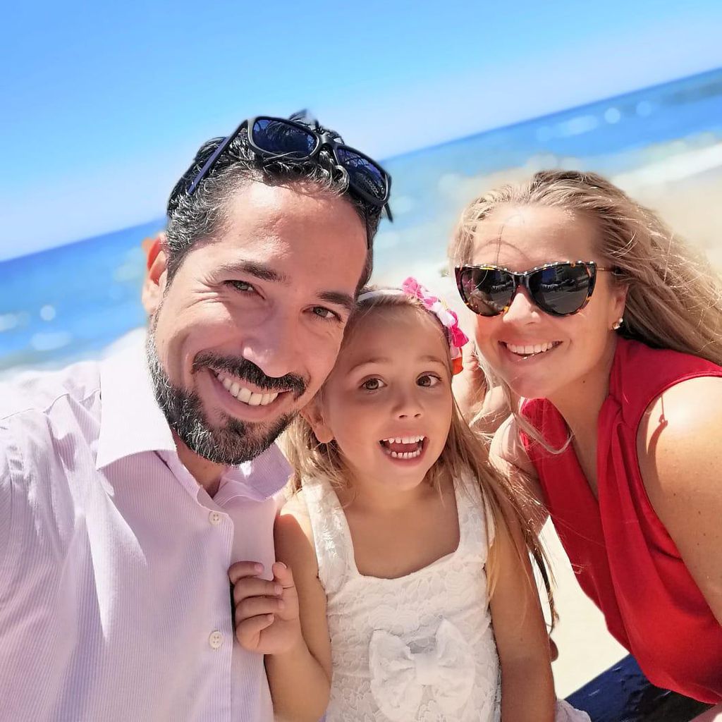 Rebecca Kratz mit ihrem Mann Julio und Töchterchen Alaia