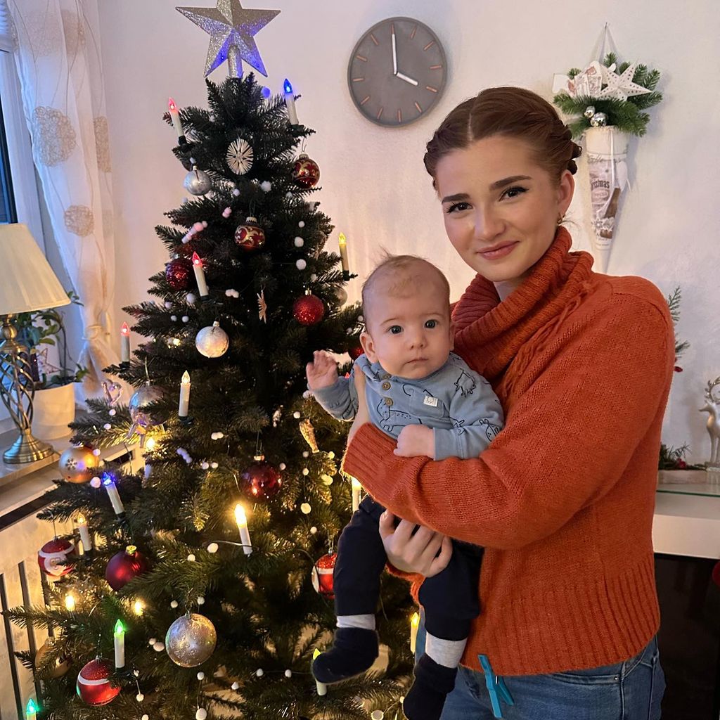 Influencerin Julita mit ihrem Sohn Emil an Weihnachten 2022