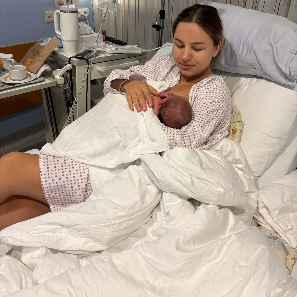 Julius Tkatschenkos Partnerin Linda und ihr Sohn, Oktober 2026