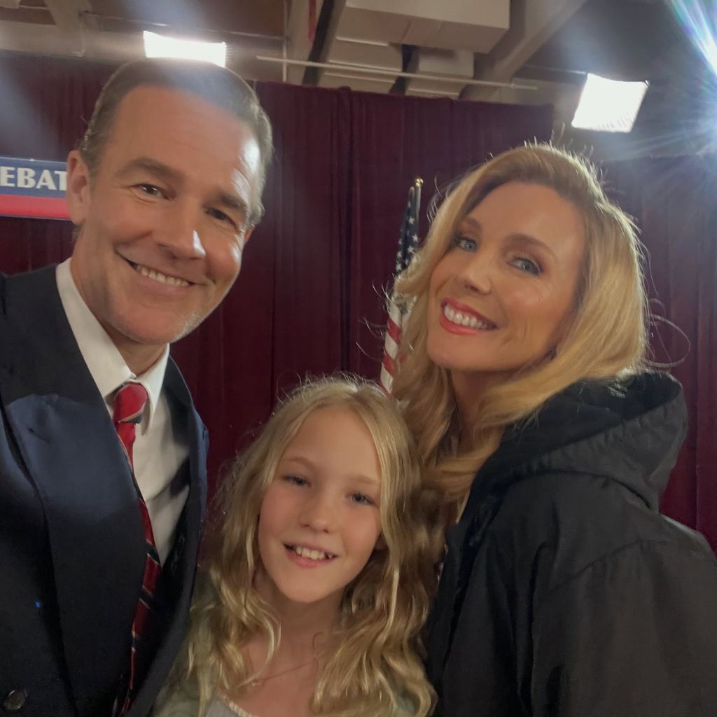June Diane Raphael mit James Van der Beek und seiner Tochter am Set von "Elle".