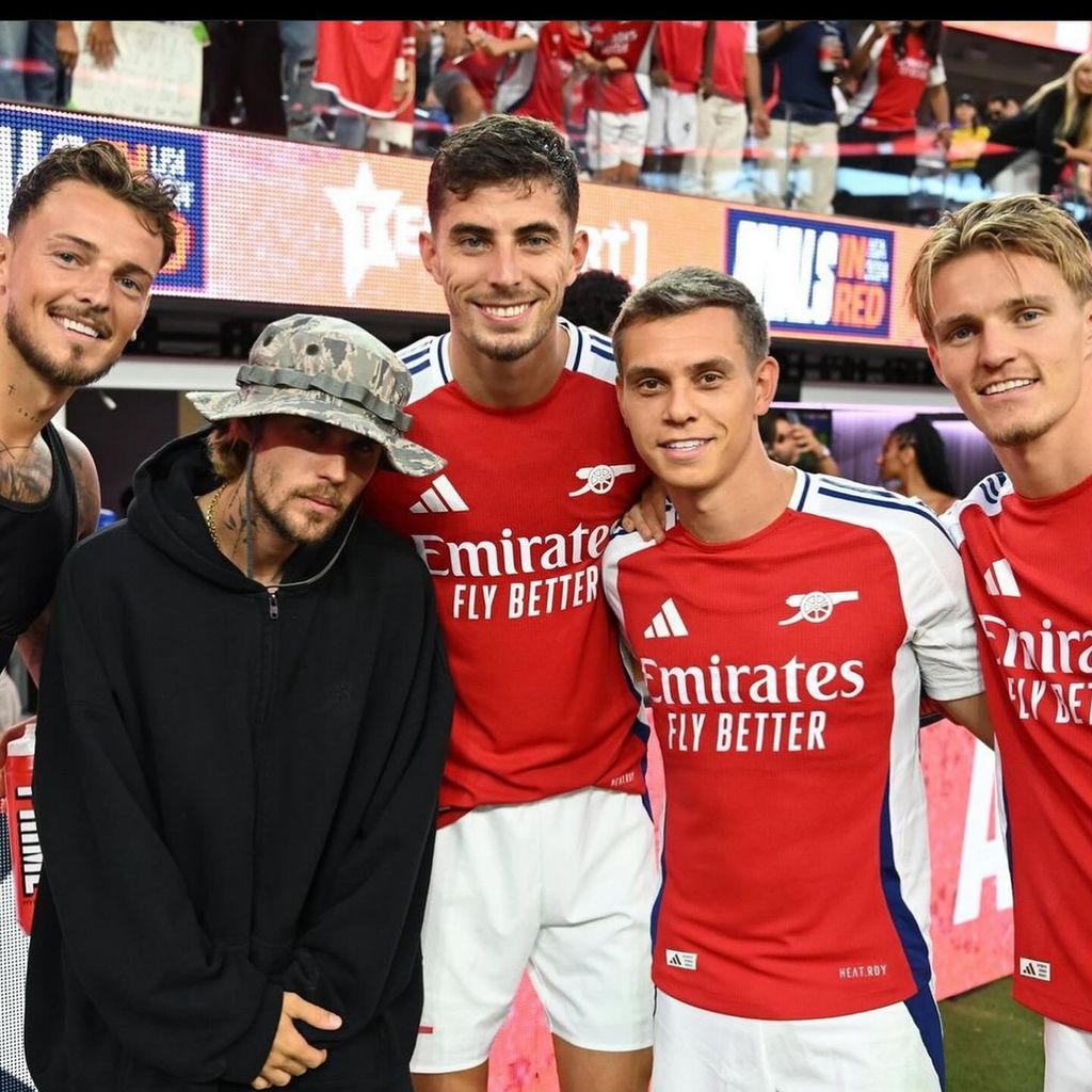 Justin Bieber mit den Arsenal-Kickern im Juli 2024