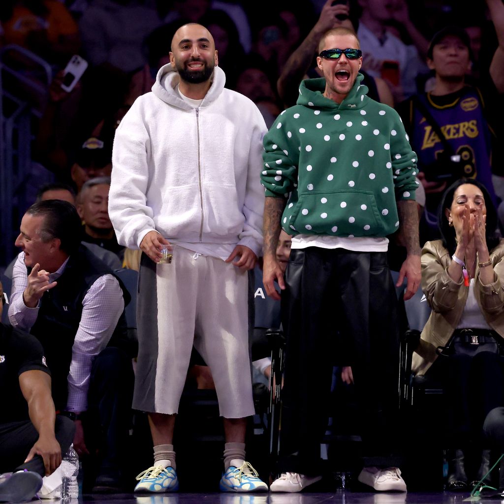 Justin Bieber jubelt beim NBA-Spiel der Los Angeles Lakers gegen die Orlando Magic in der Crypto.com Arena in Los Angeles.