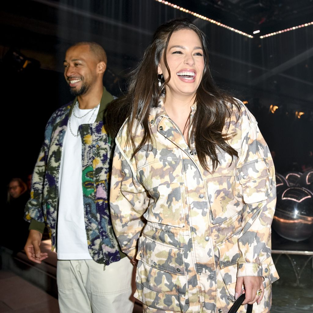 Justin Ervin und Ashley Graham auf der Paris Fashion Week im März 2023