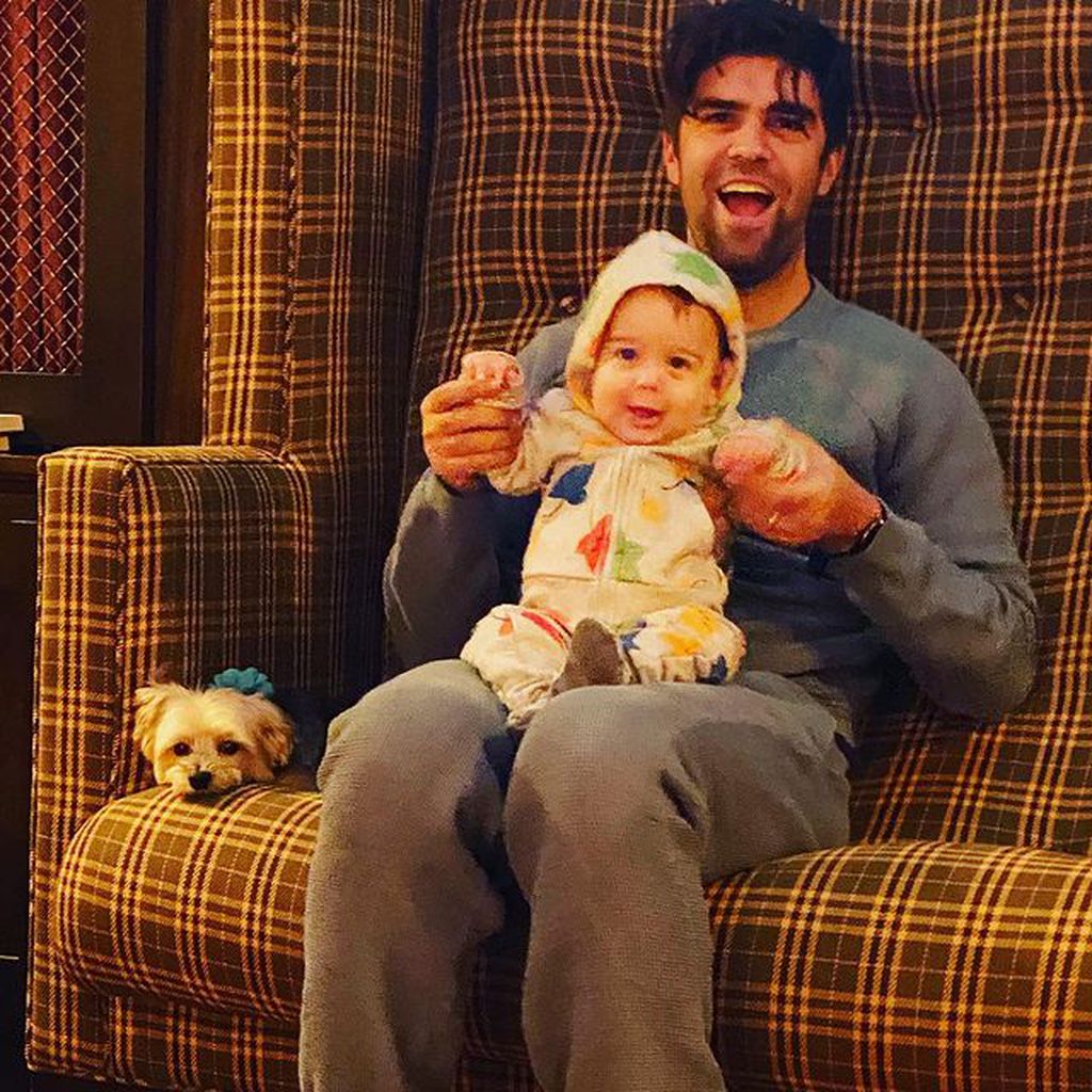 Justin Mikita mit seinem Sohn Beckett Mercer und dem Hund Leaf im Dezember 2020