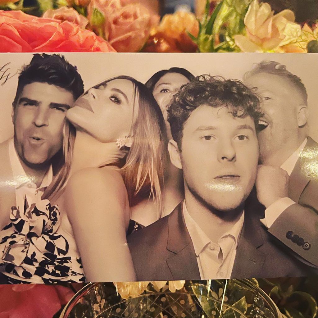 Justin Mikita, Sofia Vergara, Nolan Gould und Jesse Tyler auf Sarah Hylands Hochzeit