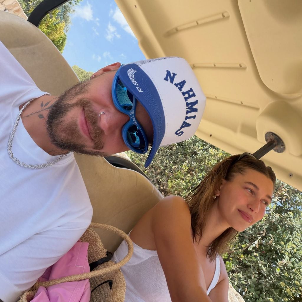 Justin und Hailey Bieber im Golfcart