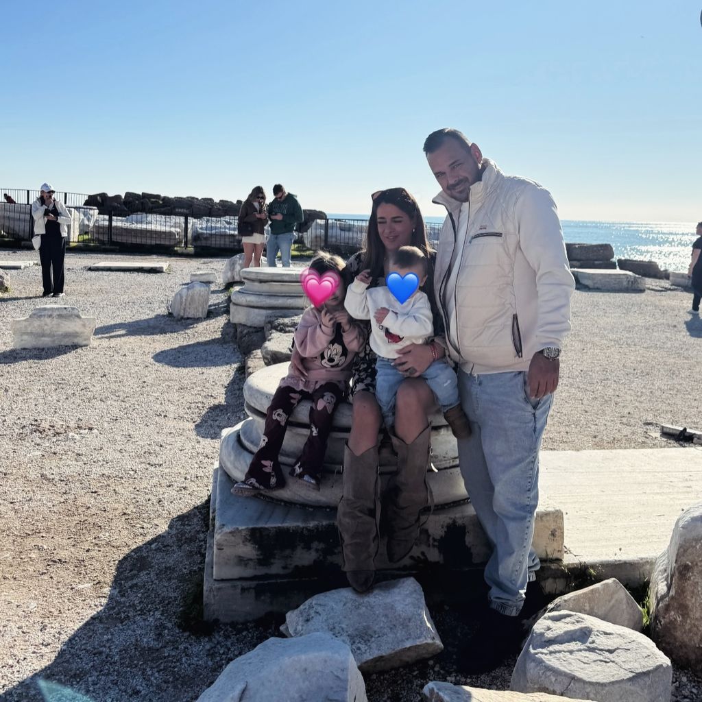 Justine Dippl mit ihren Kindern und ihr neuer Freund Norman Bartnick, April 2026