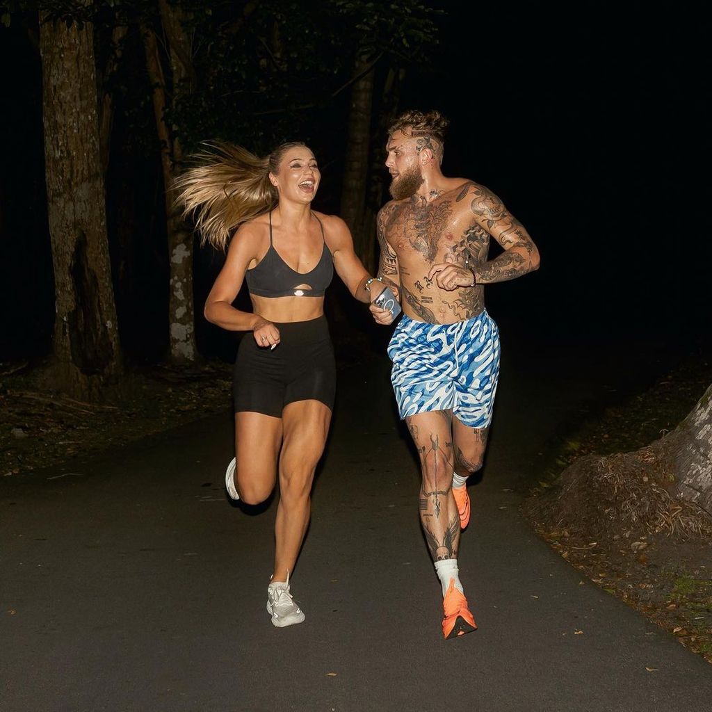 Jutta Leerdam und Jake Paul laufen Hand in Hand