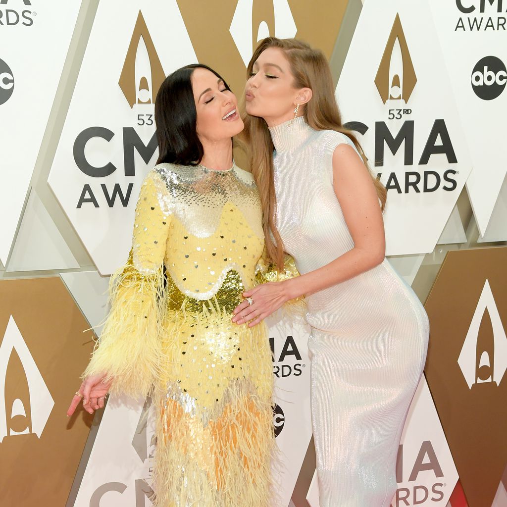Kacey Musgraves und Gigi Hadid bei den CMA Awards 2019