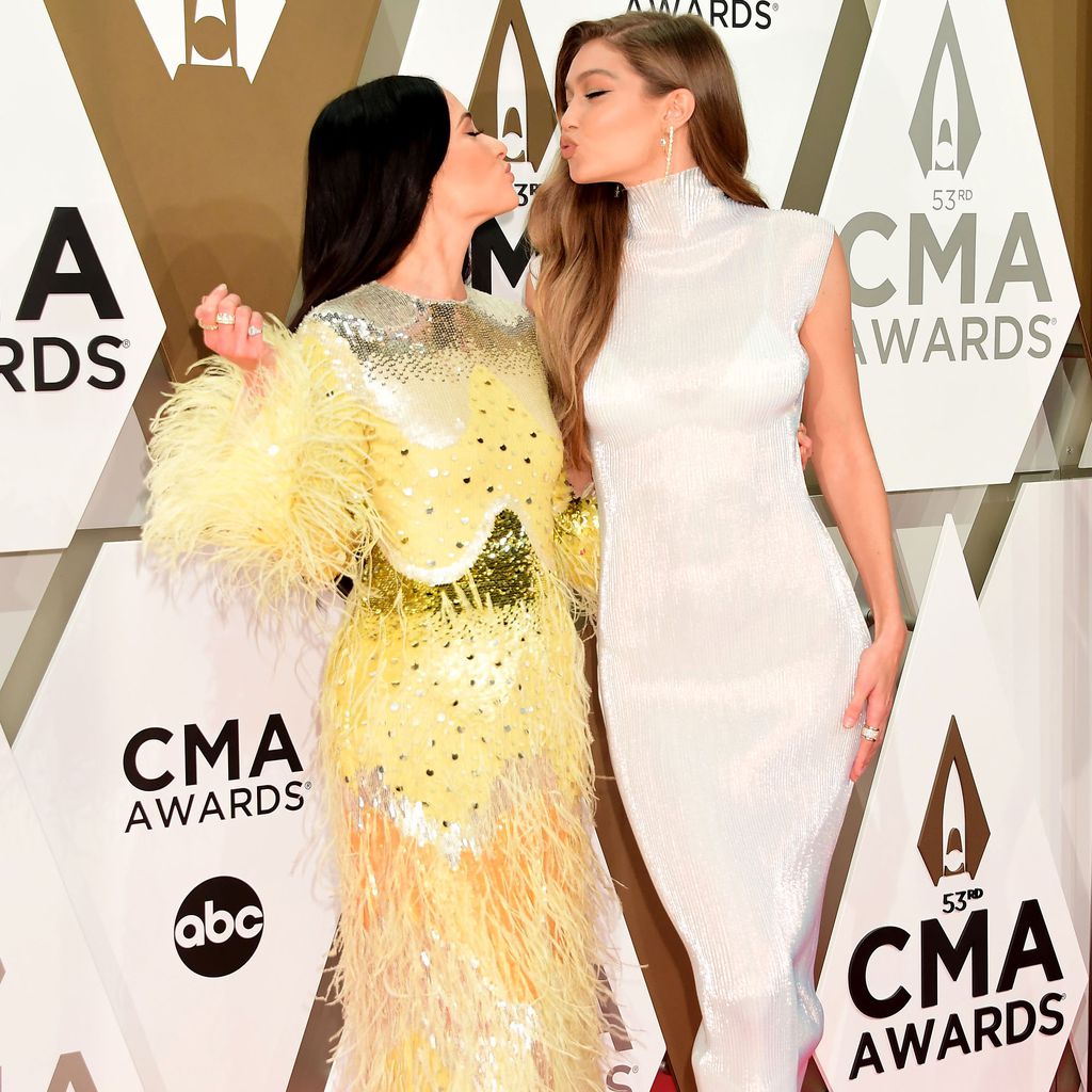 Kacey Musgraves und Gigi Hadid auf dem CMA Award, 2019