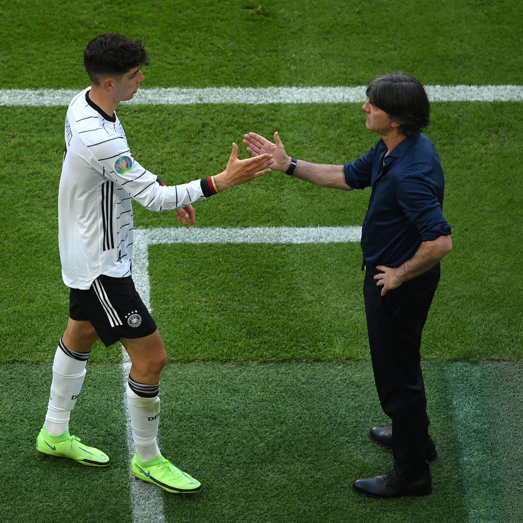 Kai Havertz und Joachim Löw beim EM-Spiel gegen Portugal