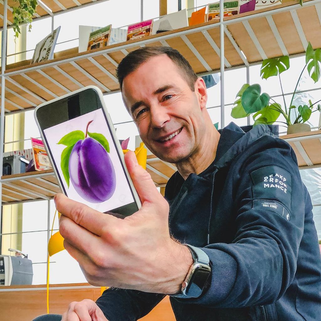 Kai Pflaume mit einem Smartphone