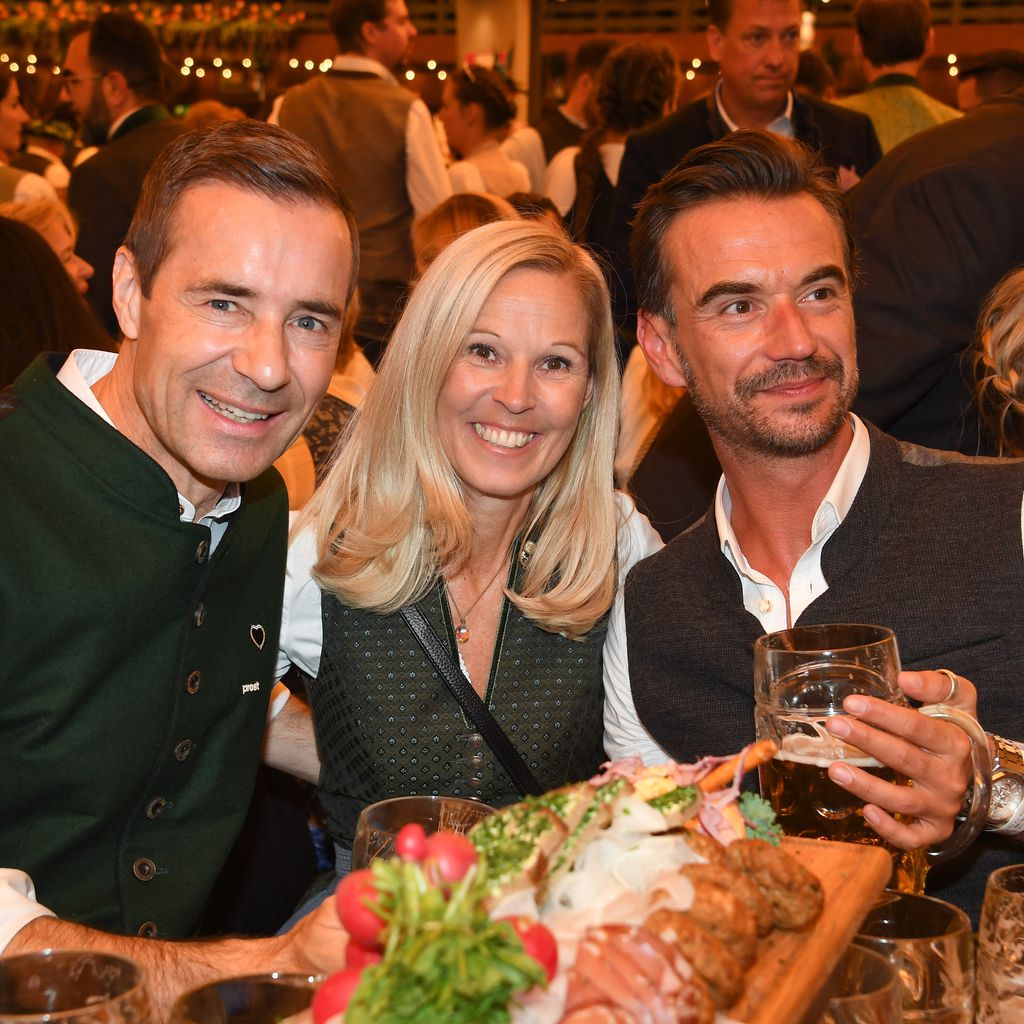 Kai Pflaume, seine Frau Ilke und Florian Silbereisen auf dem Oktoberfest 2019