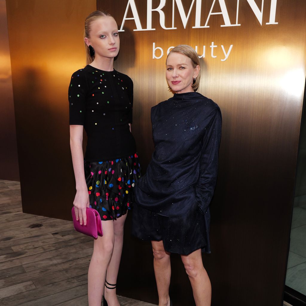 Kai Schreiber mit ihrer Mutter Naomi Watts, Juni 2025