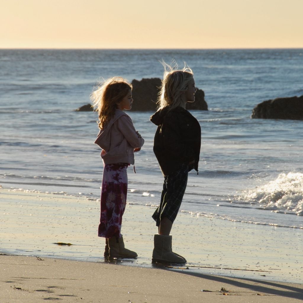 Kaia und Presley Gerber als Kinder am Strand