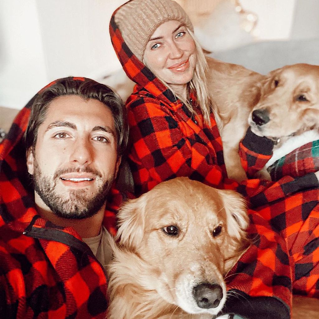 Jason Tartick und Kaitlyn Bristowe mit ihren Hunden Pinot und Ramen