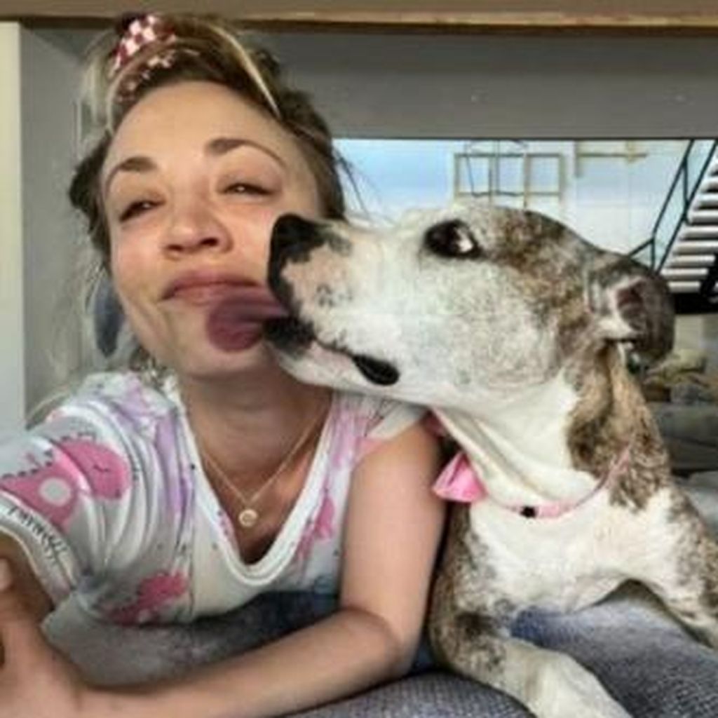 Kaley Cuoco mit ihrem Hund Shirley