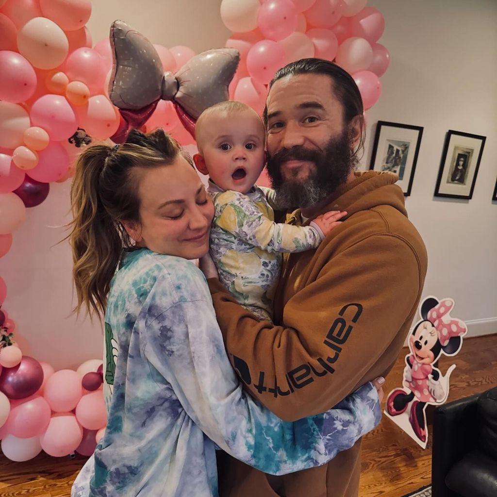 Kaley Cuoco, Tochter Matilda und Partner Tom Pelphrey, Juni 2024