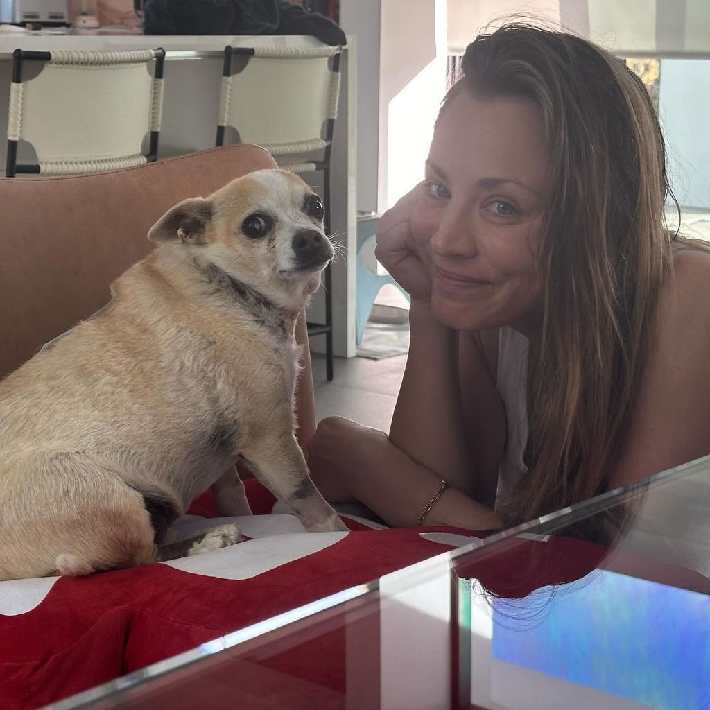 Kaley Cuoco mit ihrem Hund King