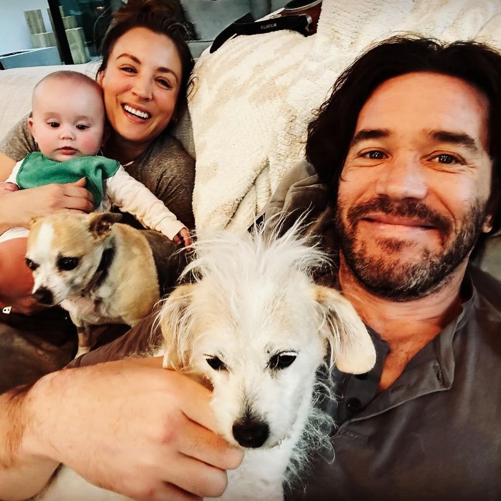 Kaley Cuoco mit ihrer Tochter Matilda, Tom Pelphrey und ihren Hunden