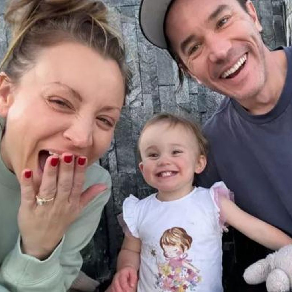 Kaley Cuoco mit ihrer Tochter Matilda und ihrem Partner Tom Pelphrey