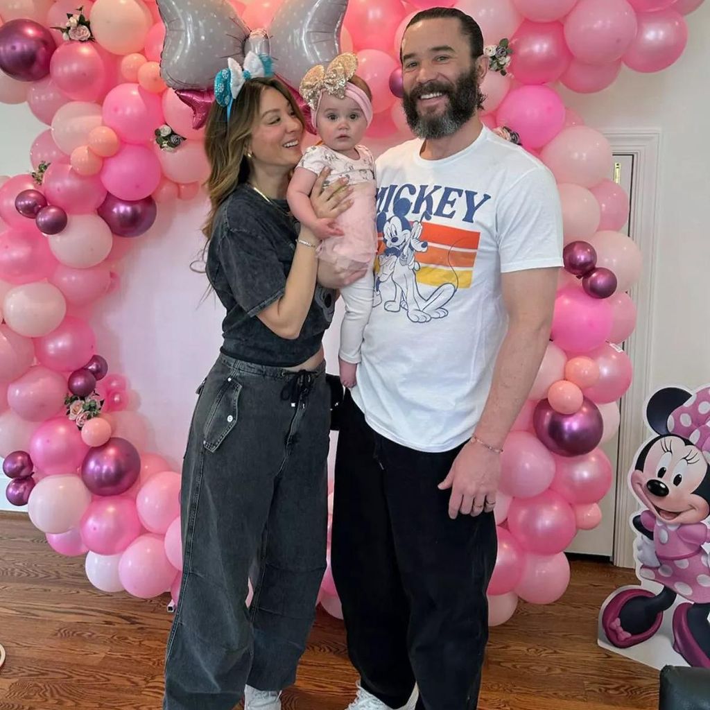 Kaley Cuoco, Tom Pelphrey und Matilda im April 2024