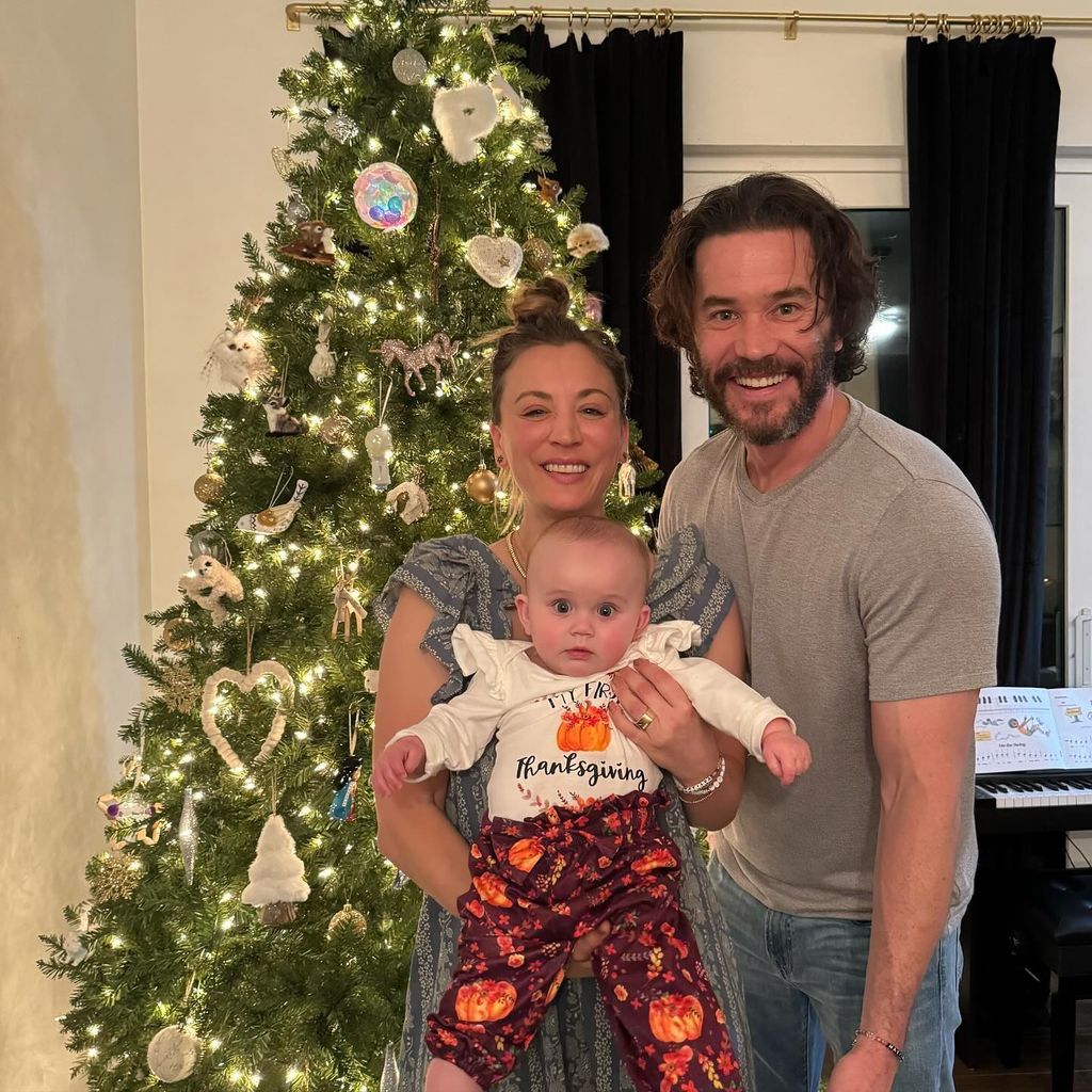 Kaley Cuoco, Tom Pelphrey und Tochter Matilda im Dezember 2023