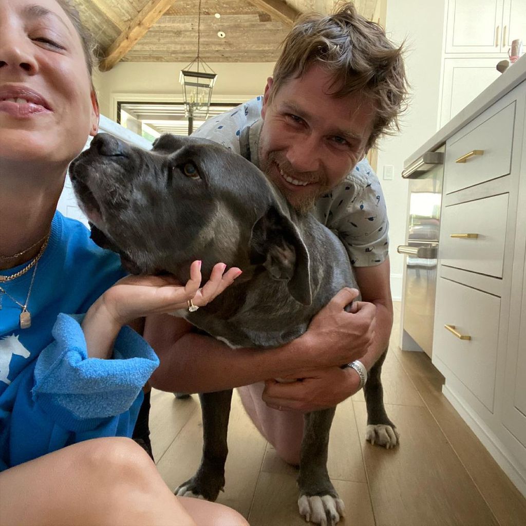 Kaley Cuoco und Karl Cook mit ihrem Hund Larry, Juli 2021