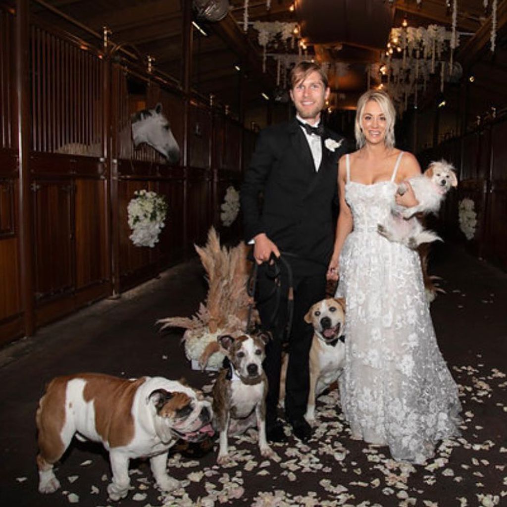 Kaley Cuoco und Mann Karl Cook mit ihren Hunden
