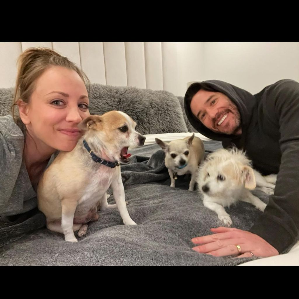 Kaley Cuoco und Tom Pelphrey mit ihren Hunden