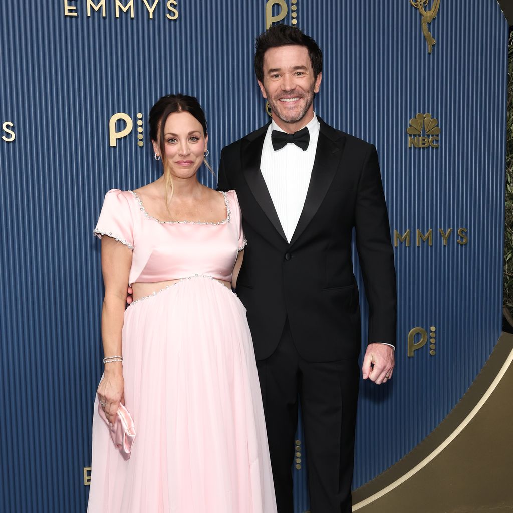 Kaley Cuoco und Tom Pelphrey bei den 78. Primetime Emmy Awards im Peacock Theater in Los Angeles