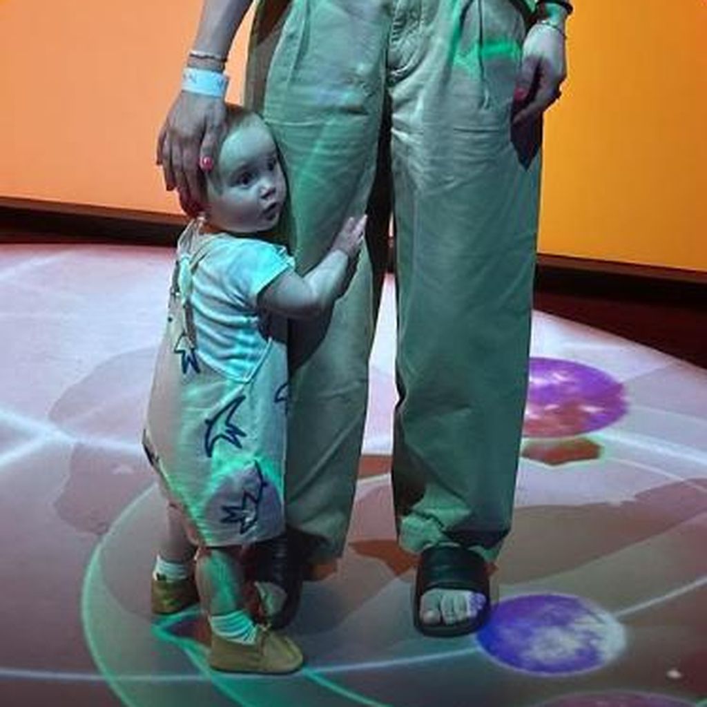 Baby Matilda mit Mama Kaley Cuoco, im April 2024