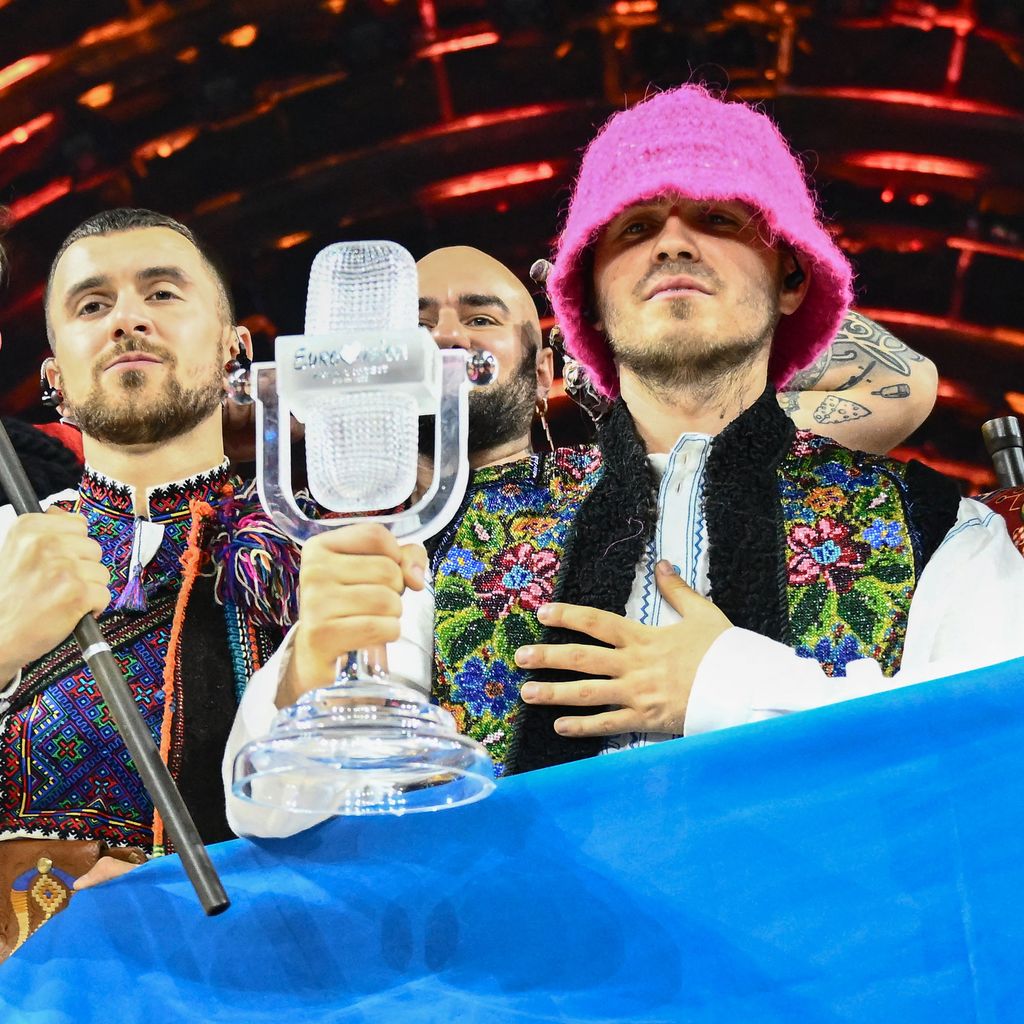 Kalush Orchestra mit der ESC-Trophäe