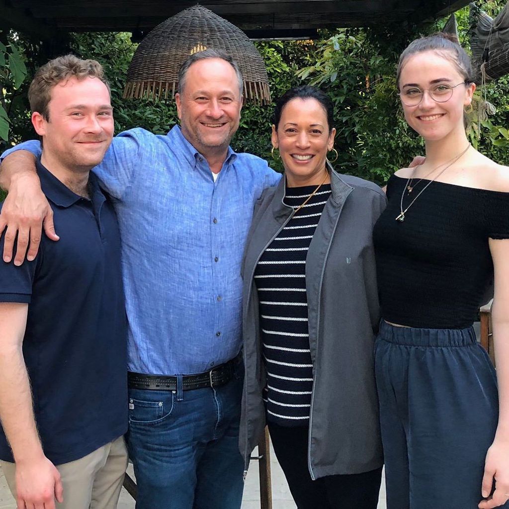 Kamala Harris mit ihrem Mann Douglas Emhoff und ihren Stiefkindern Cole und Ella