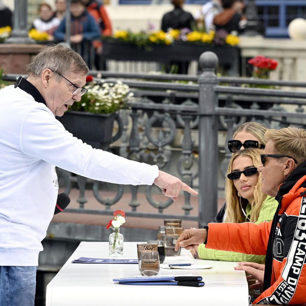 Kandidat Manfred Burckard spricht mit der DSDS-Jury