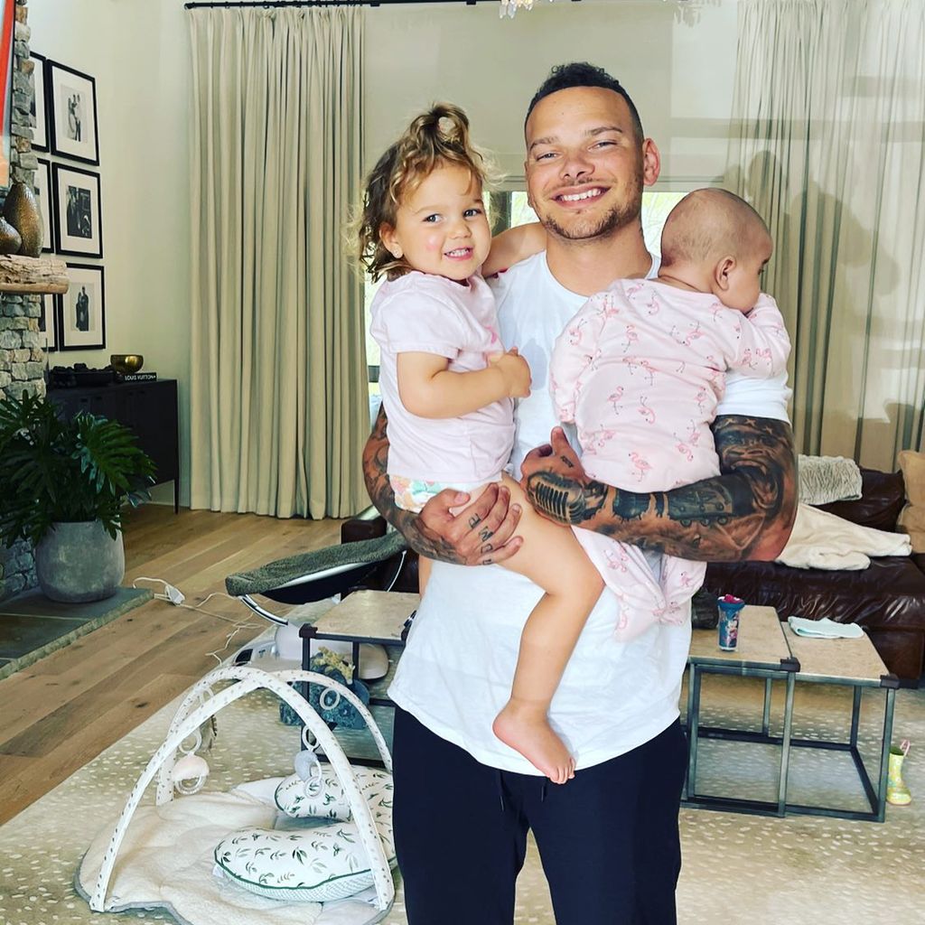 Kane Brown hält seine Kinder auf dem Arm